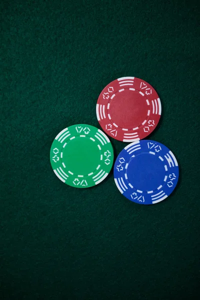 Casino chipson pokertisch — Stockfoto