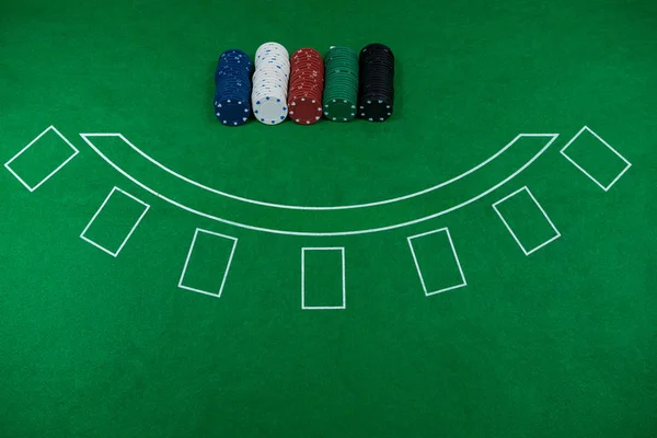 Jetons de casino sur table de blackjack — Photo