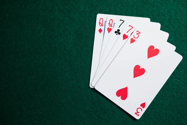 Karty ułożone na stole do gry — Zdjęcie stockowe