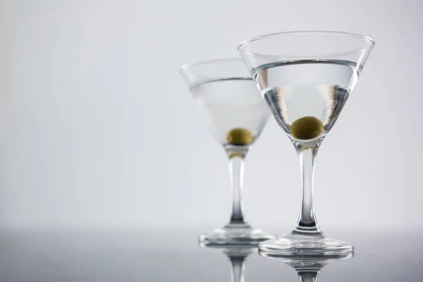 Martini de cóctel con aceitunas —  Fotos de Stock
