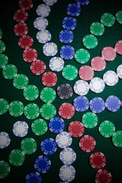 Casinofiches gerangschikt op de pokertafel — Stockfoto