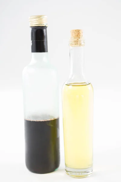 Groene en paarse olijfolie flessen — Stockfoto