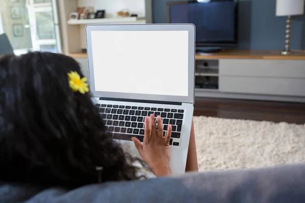 Κορίτσι που χρησιμοποιεί φορητό υπολογιστή στο σπίτι — Φωτογραφία Αρχείου