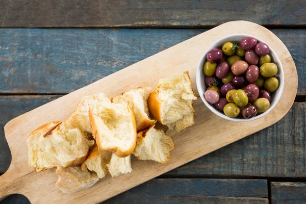 Мариновані оливки з шматочками хліба — стокове фото