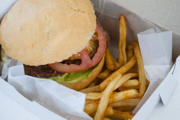 Hambúrguer e batatas fritas — Fotografia de Stock