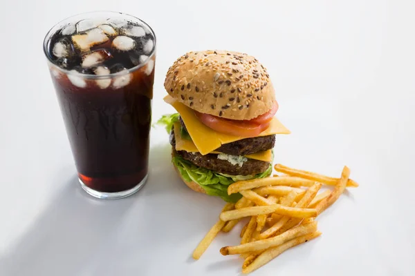 Sajtburger és ital, hasábburgonyával — Stock Fotó