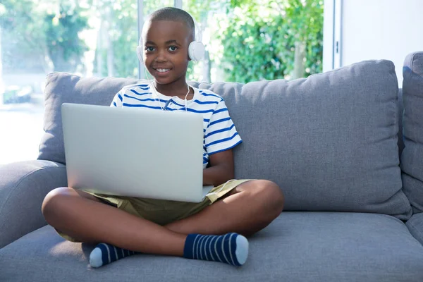 Jongen met laptop — Stockfoto