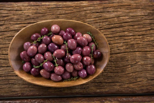 木碗腌的橄榄 — 图库照片