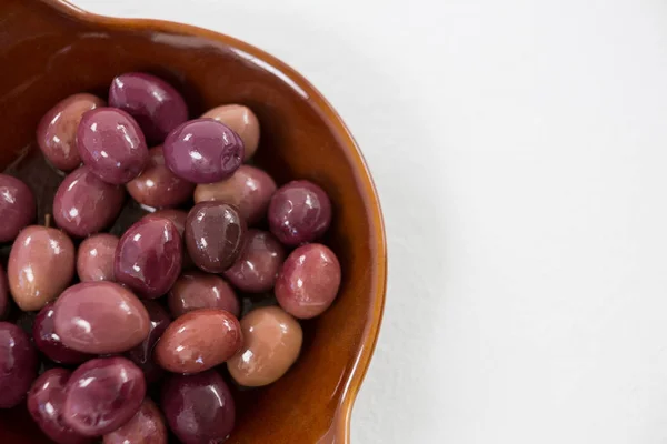 Маринованные оливки в миске — стоковое фото