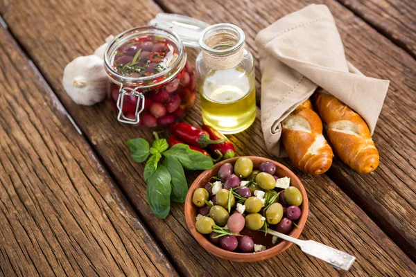 Маринованные оливки с овощами и хлеб — стоковое фото