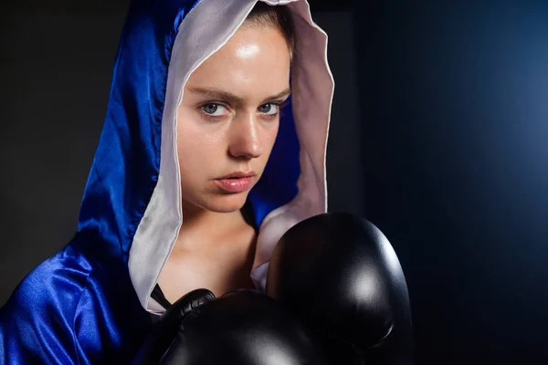 Kvinde iført boksehandsker - Stock-foto