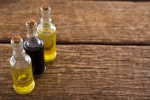 Olivenöl und Balsamicoessig in Flaschen — Stockfoto