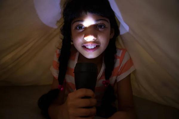 Dziewczynka gospodarstwa podświetlane latarką — Zdjęcie stockowe