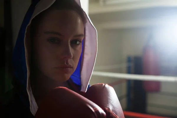 Mujer practicando boxeo en gimnasio — Foto de Stock