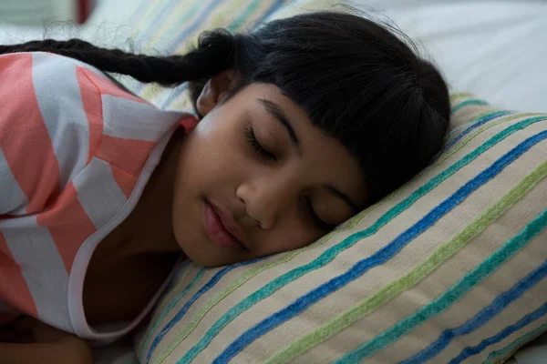 Menina dormindo na cama — Fotografia de Stock