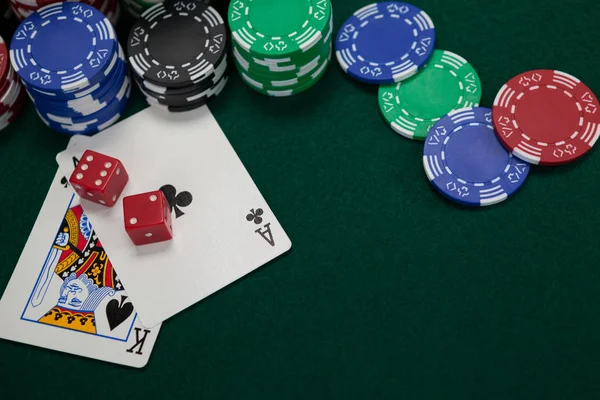 Jugar a las cartas con dados y fichas de casino —  Fotos de Stock