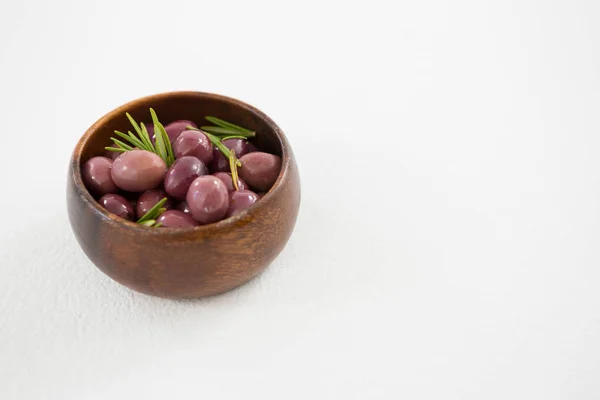 Aceitunas en vinagre en tazón de madera —  Fotos de Stock