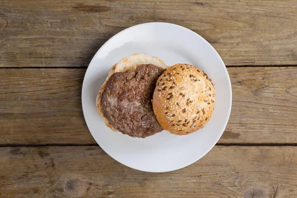 中厚板的简单汉堡包 — 图库照片