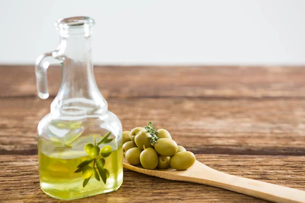 Olive marinate e olio d'oliva — Foto Stock