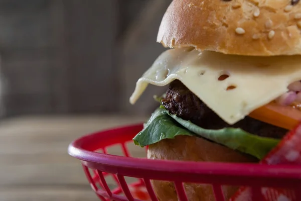 Deliciosa hamburguesa en cesta — Foto de Stock