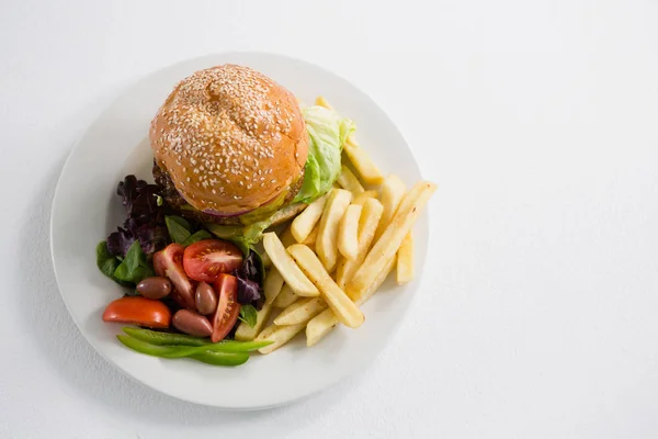 샐러드와 햄버거와 감자 튀김 — 스톡 사진