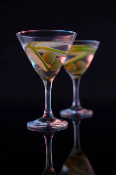 Koktél martini, olajbogyó és lime — Stock Fotó