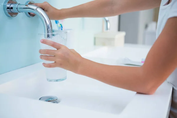 Chica tomando agua en beber vaso — Foto de Stock