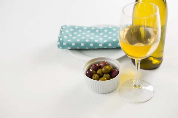 Marinierte Oliven mit Glas und Flasche Wein — Stockfoto