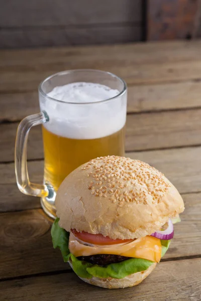 Burger z szklanką piwa — Zdjęcie stockowe