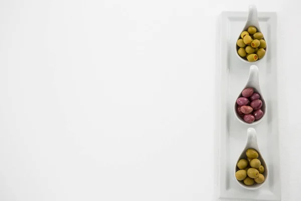 Olives in bowls on serving tray — Stock Photo, Image