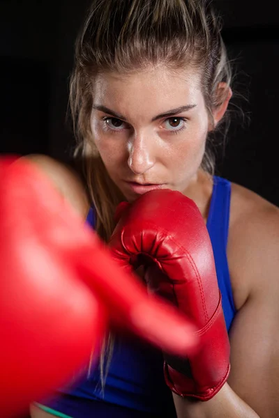 Mujer practicando boxeo en gimnasio — Foto de Stock