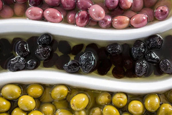 Маринованные оливки на блюдечке — стоковое фото