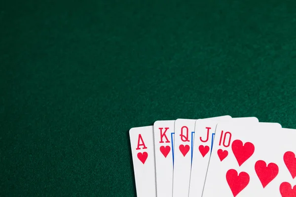 Игральные карты на покерном столе — стоковое фото