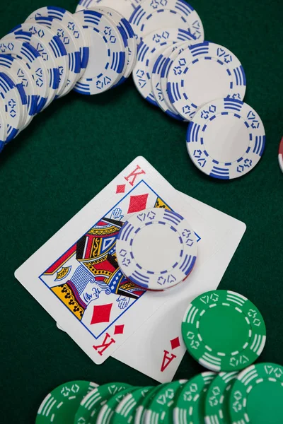 Spielkarten und Casino-Chips — Stockfoto