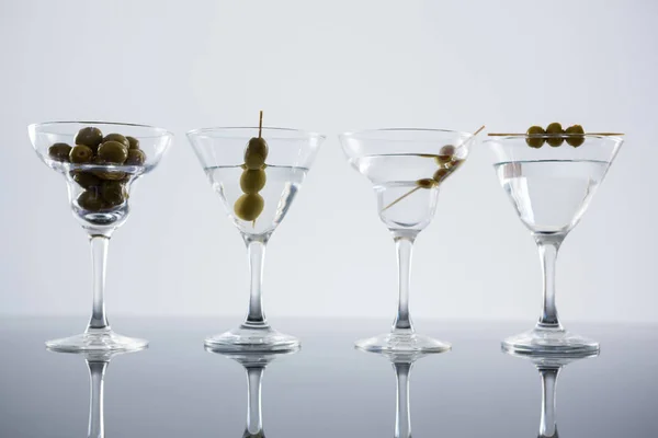 Коктейль мартіні з оливками — стокове фото