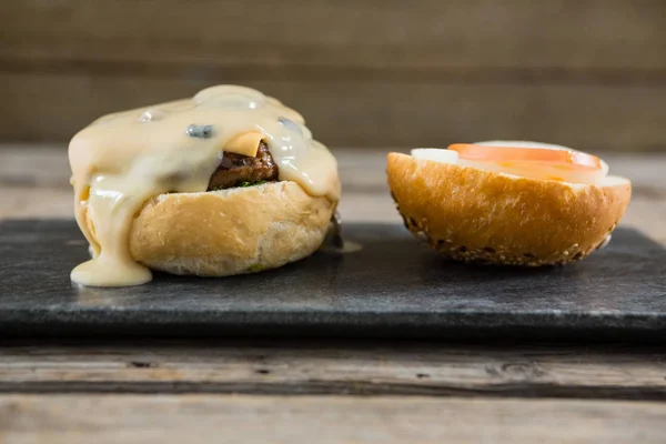 Öppnade burger på skiffer — Stockfoto