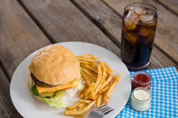 Cheeseburger e batatas fritas com bebida — Fotografia de Stock