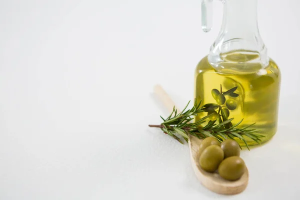 Olive marinate e bottiglia di olio — Foto Stock