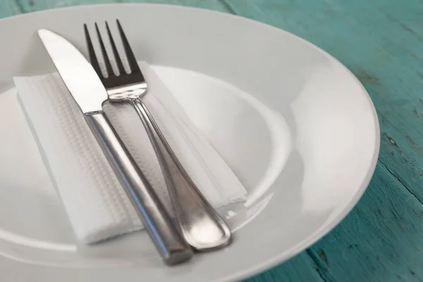 Fehér tányér, evőeszköz és szalvéta — Stock Fotó