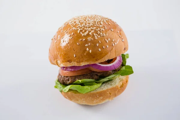 Гамбургер с кунжутом — стоковое фото