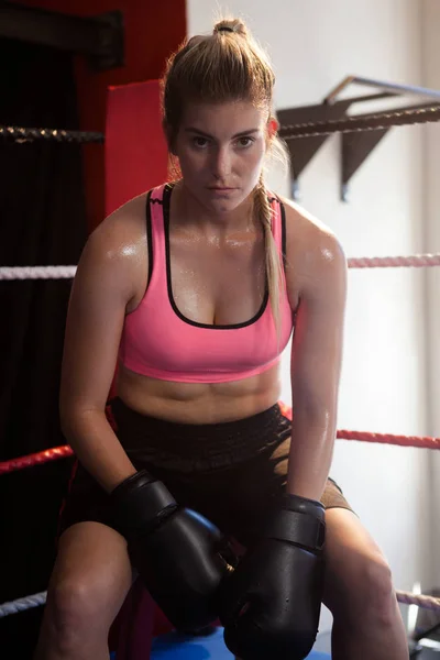 Mujer segura sentada en el ring de boxeo — Foto de Stock