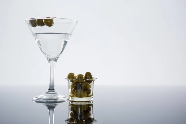 Martini de cóctel con aceitunas —  Fotos de Stock