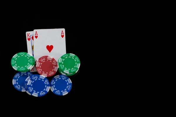 Cartas de jogo e fichas de casino — Fotografia de Stock