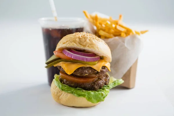 Burger mit Pommes und Getränk — Stockfoto