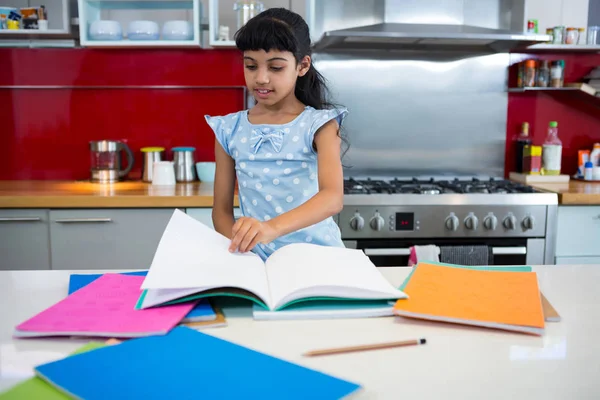 Niña volteando páginas de libro —  Fotos de Stock