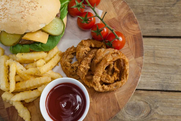 Hamburguesa con aros de cebolla y salsa de tomate — Foto de Stock