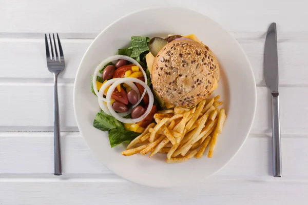감자 튀김과 샐러드와 햄버거 — 스톡 사진