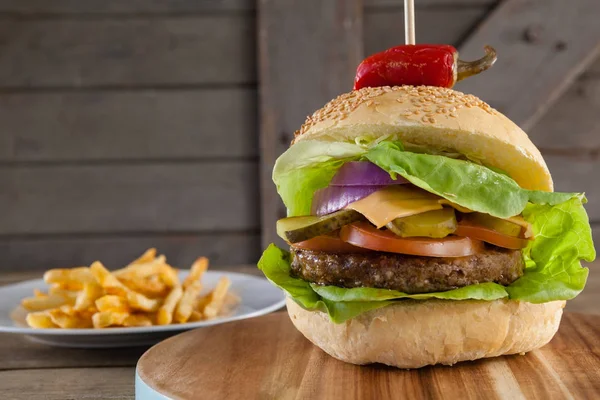 Hamburger sul tagliere — Foto Stock