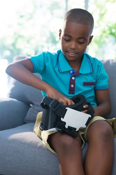 Ragazzo regolazione auricolare realtà virtuale — Foto Stock