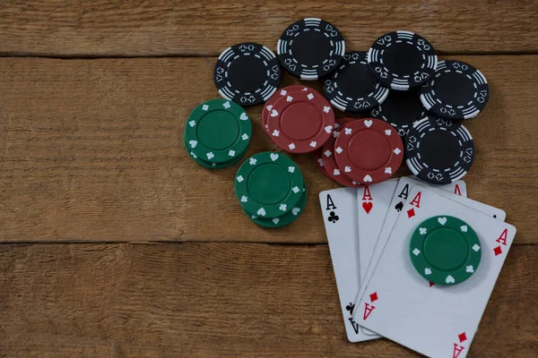 Spelkort och casino chip — Stockfoto